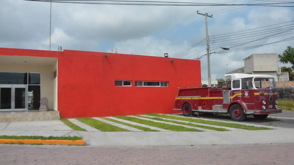 Bomberos escobedenses se abastecen con agua tratada que les proporciona una empresa. Foto Luis Luévanos